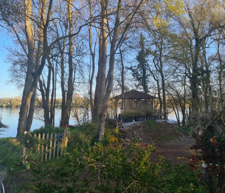 Chambres d'hotes dans maison de caractère en pierre au bord de loire Rochefort sur Loire (15)