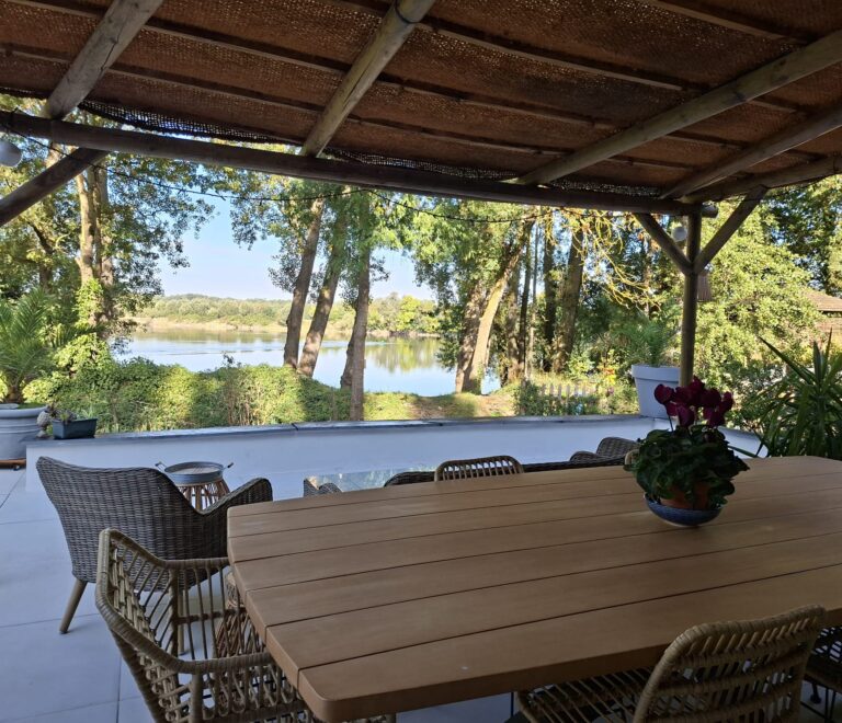 Chambres d'hotes dans maison de caractère en pierre au bord de loire Rochefort sur Loire (31)