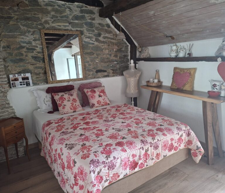 Chambre Romantique lit double mur en pierre et miroir dore