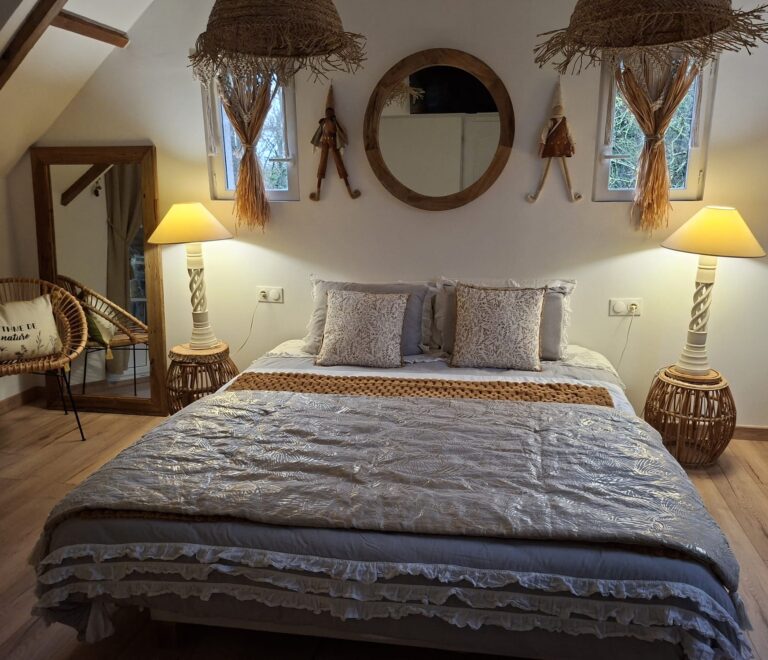 Chambre bali vue sur le lit deux places