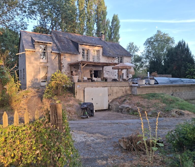 La Maison Cassee au coucher du soleil avec le dome de la piscine