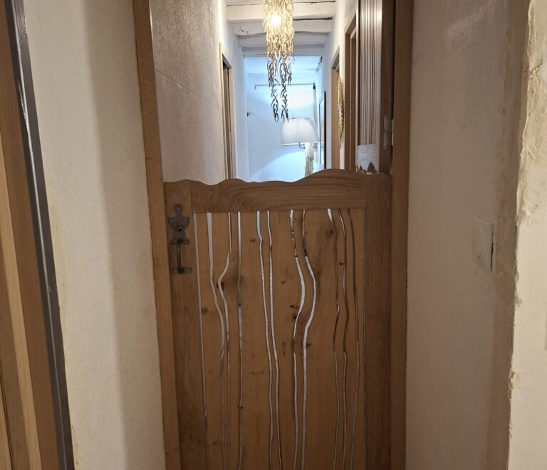 Porte en chene ajouree acces aux chambres