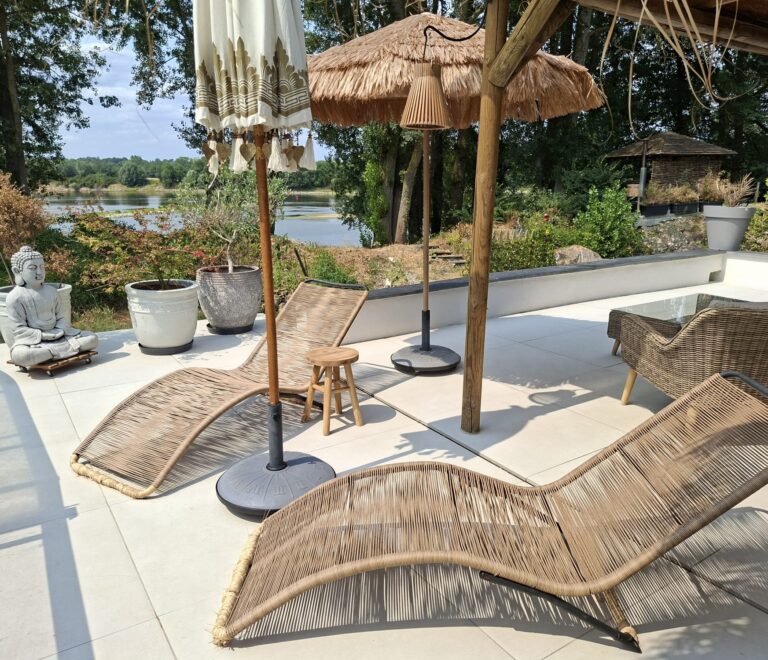 Transats et parasols au bord de la piscine face a la Loire