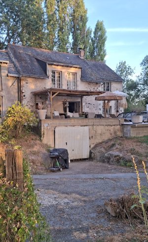 La Maison Cassee au coucher du soleil avec le dome de la piscine
